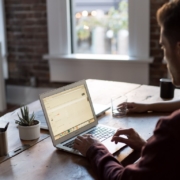 Tipps, damit dir als Student im Homeoffice nicht die Decke auf den Kopf fällt