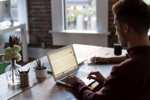 Tipps, damit dir als Student im Homeoffice nicht die Decke auf den Kopf fällt